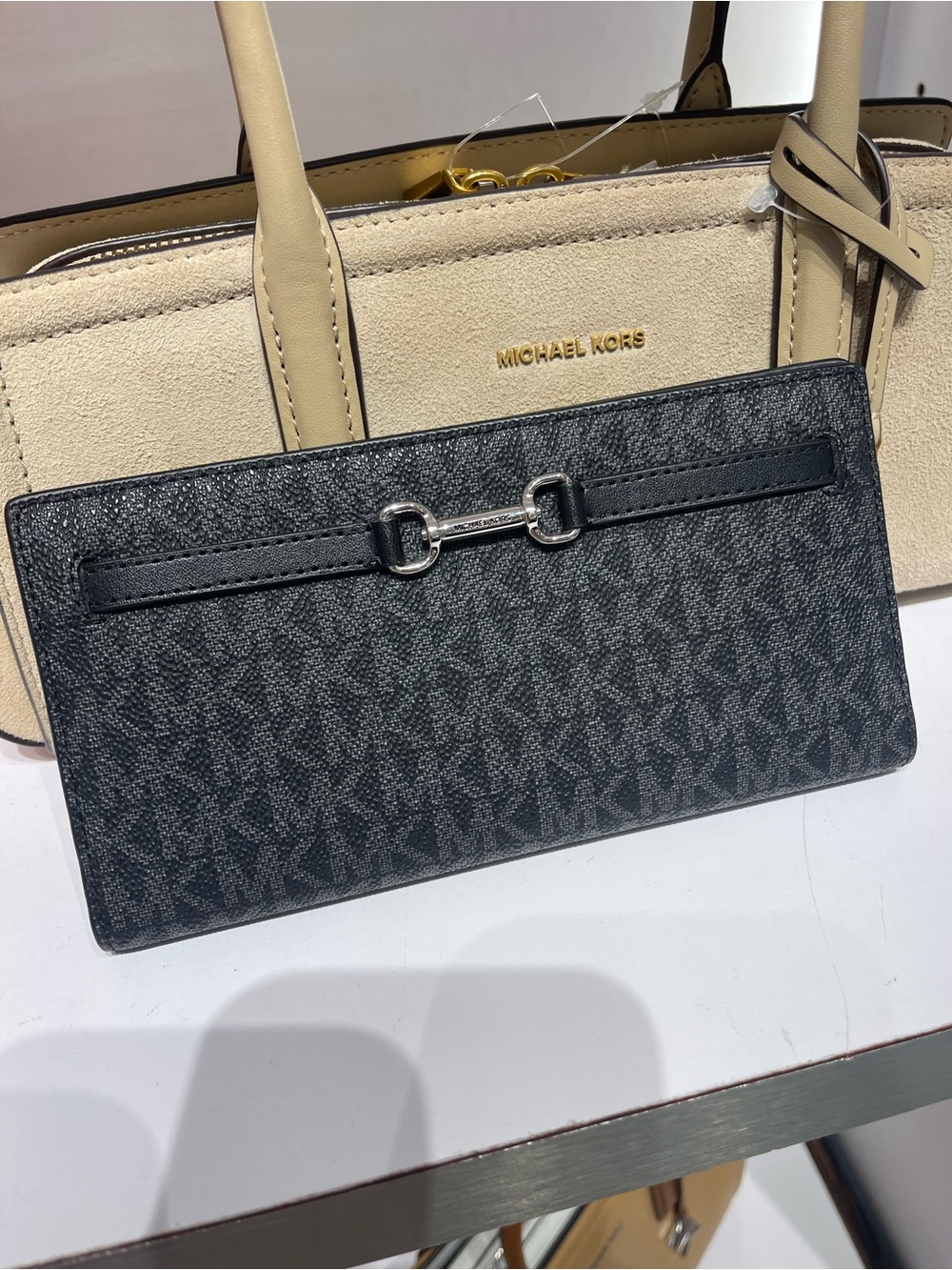 Michael Kors Carson Large Signature Logo Snap Wallet
Black/Silver Hardware
NWT - Picture 5 of 16